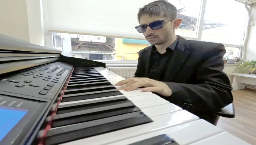 Görme engelli müzik öğretmeni piyano eğitimiyle öğrencilerin hayallerine dokunuyor