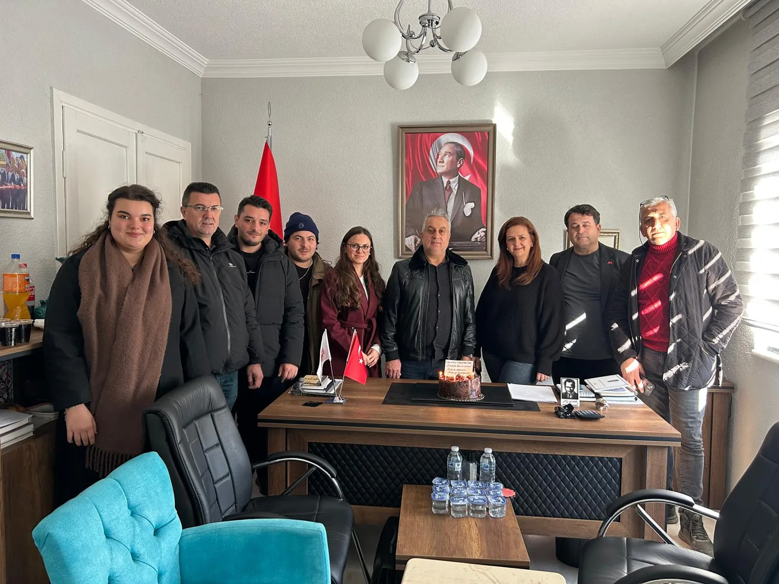 Muhtarlar Derneği’nden gazetecilere pastalı kutlama