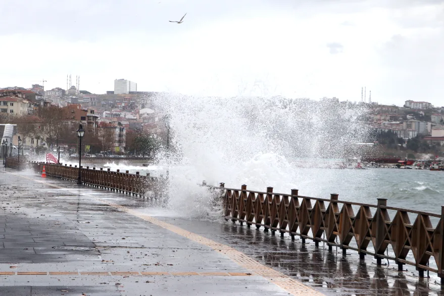Tekirdağ’da kuvvetli lodos yaşamı olumsuz etkiliyor
