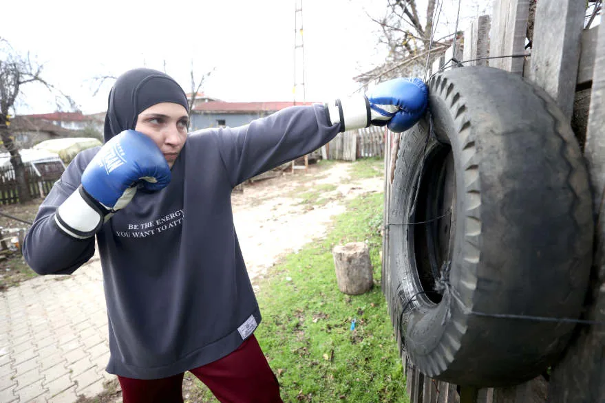 Kimya mühendisi genç sporcu kick boks müsabakalarına köyünde hazırlanıyor