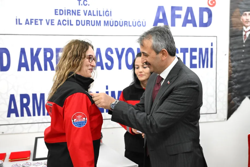 EDAK üyelerine peçleri Vali Sezer tarafından takıldı