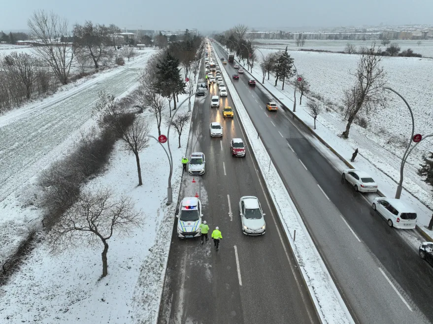 Edirne’de kar ve buzlanma zincirleme trafik kazalarına neden oldu
