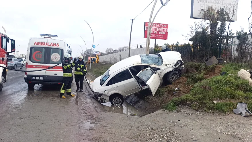 Tekirdağ’da direğe çarpan otomobildeki 3 kişi yaralandı