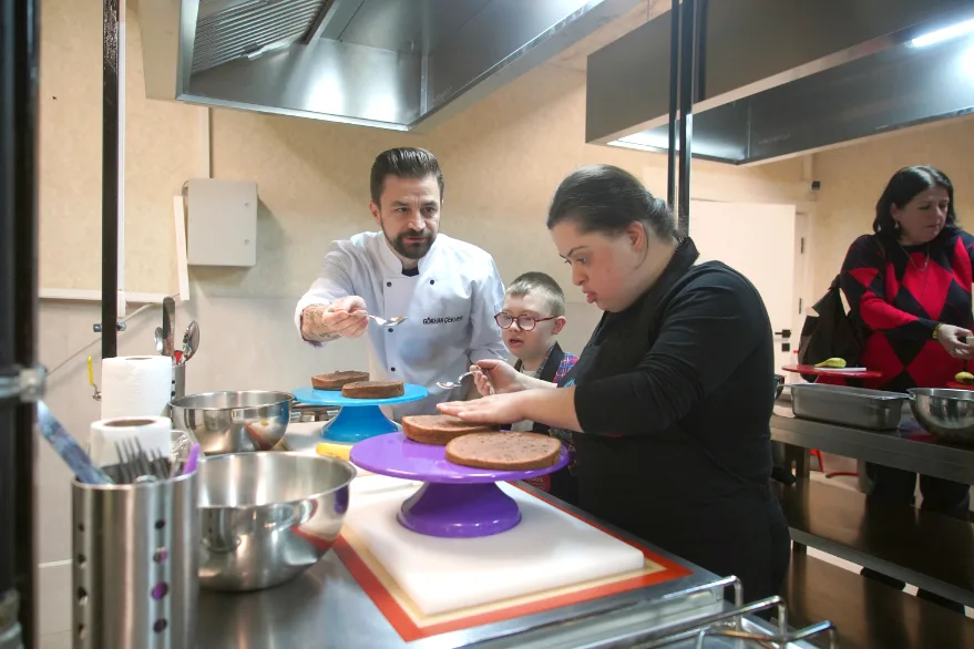 AA 20260115 40264029 40264018 EDIRNEDE OZEL GEREKSINIMLI OGRENCILER SEFLER ESLIGINDE PASTA YAPMAYI OGRENDI - Edirne’de özel gereksinimli öğrenciler, şefler eşliğinde pasta yapmayı öğrendi