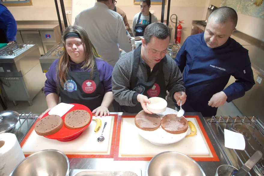 Edirne’de özel gereksinimli öğrenciler, şefler eşliğinde pasta yapmayı öğrendi