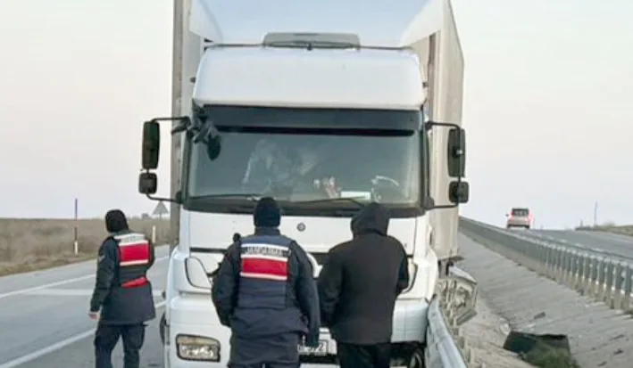 Edirne’de lastiği patlayan TIR bariyere çarptı