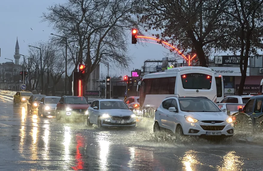 Edirne’de sağanak etkili oluyor