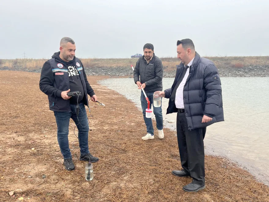 Tekirdağ’da su seviyesi düşen göletteki balıklar öldü