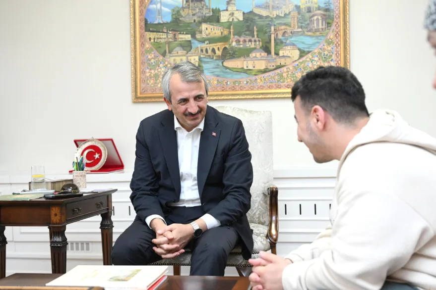 Vali Sezer, engelli gencin iş sevincini paylaştı