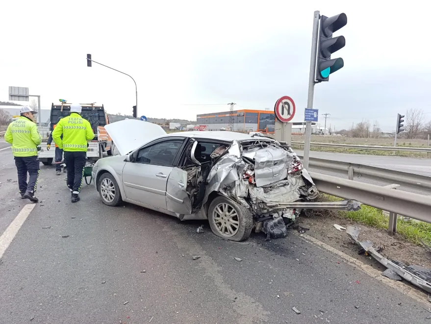 Tekirdağ’da TIR ile çarpışan otomobildeki 3 kişi yaralandı