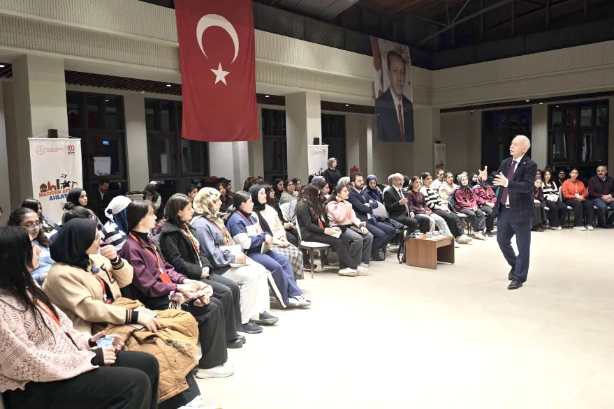 Ahlat’ta öğrencilerle buluştular
