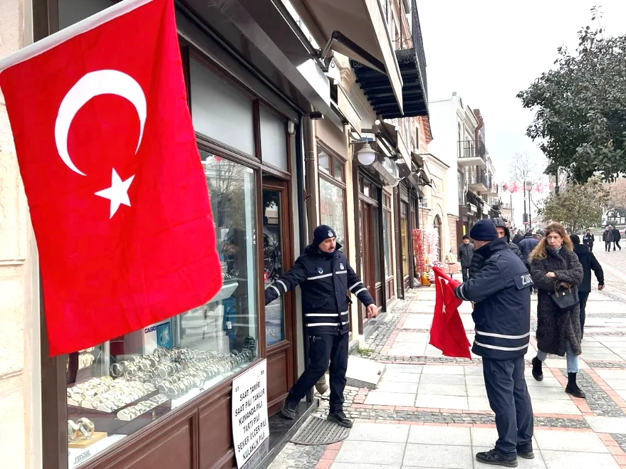 Edirne’de vatandaşlara Türk bayrağı dağıtıldı