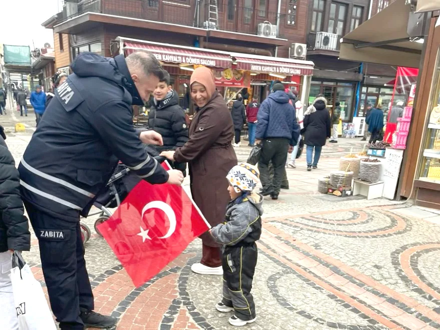 Bayrak Dagitimi 3 - Edirne’de vatandaşlara Türk bayrağı dağıtıldı
