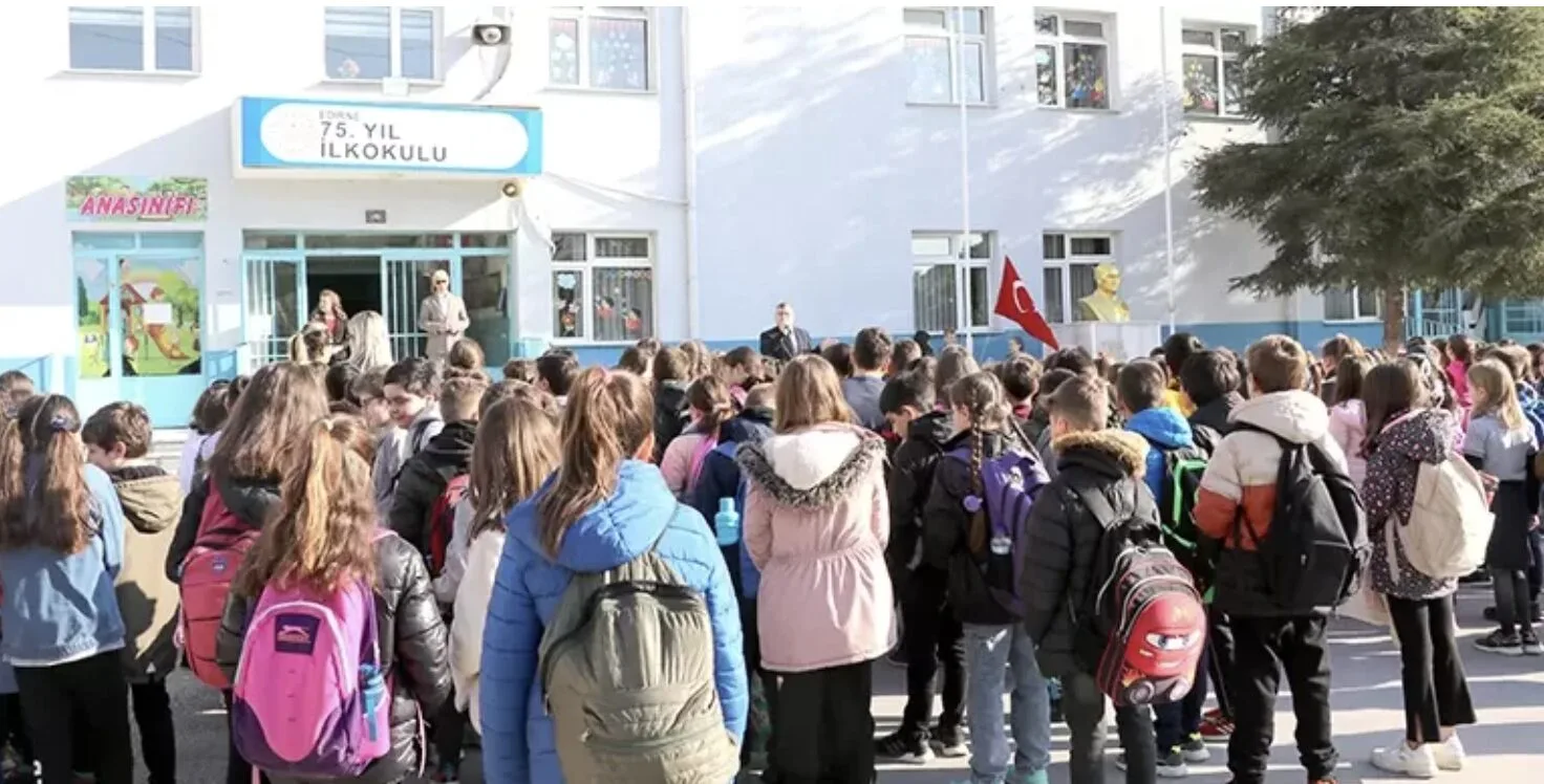 Okul zili bugün yarıyıl tatili için çalıyor