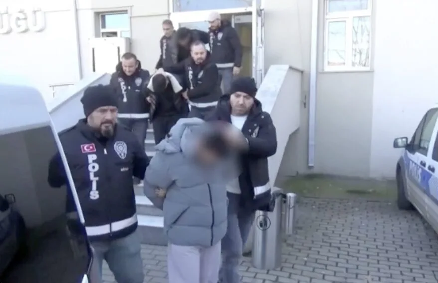 Kendilerini “savcı” olarak tanıtıp dolandırmışlar: 3 tutuklama