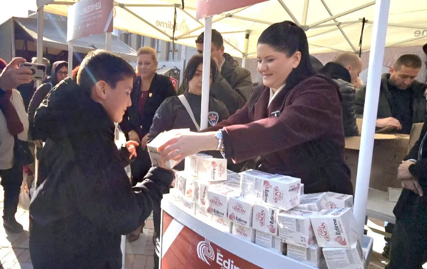 Edirne Belediyesi’nden kandil simidi ikramı      