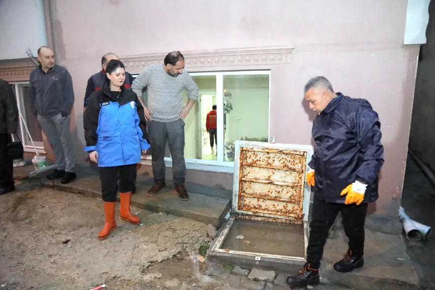 Başkan Gencan çizmeleri giydi, sahaya indi