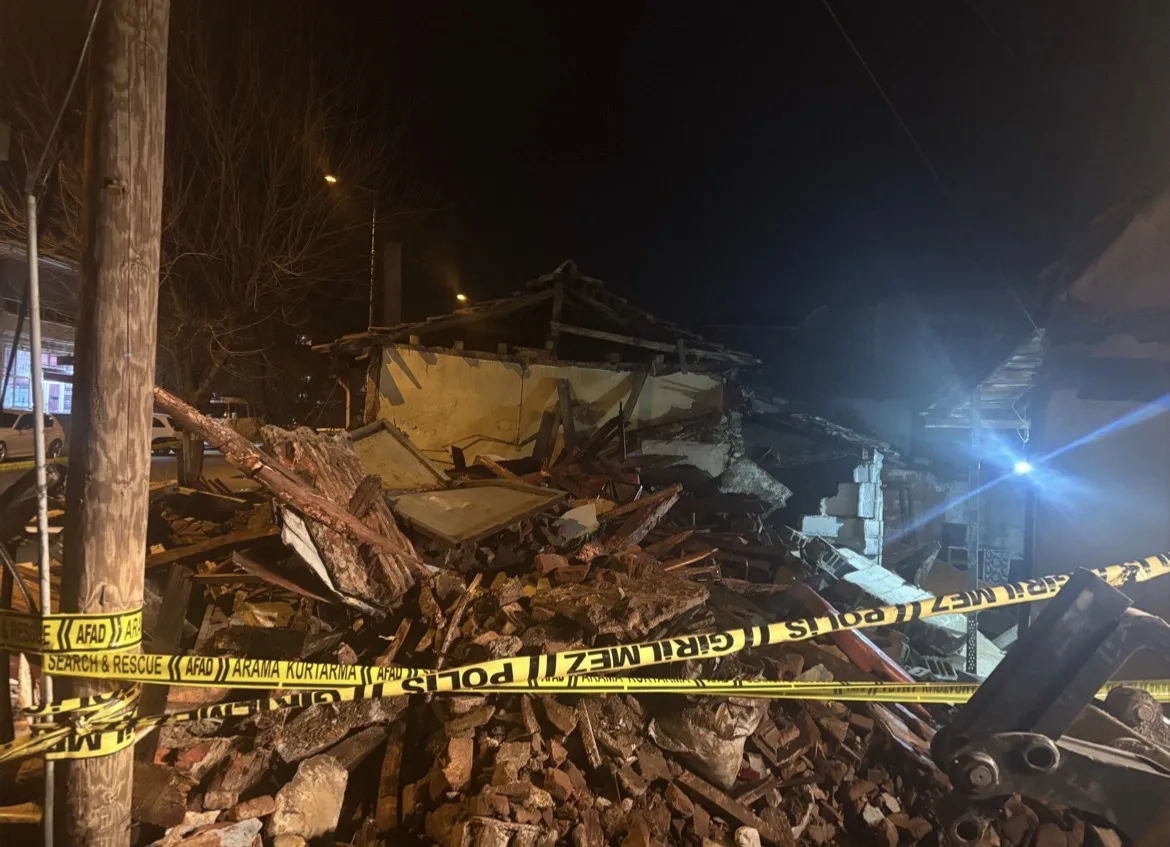 Edirne’de metruk bina çöktü, bitişikteki evde mahsur kalan 5 kişi kurtarıldı