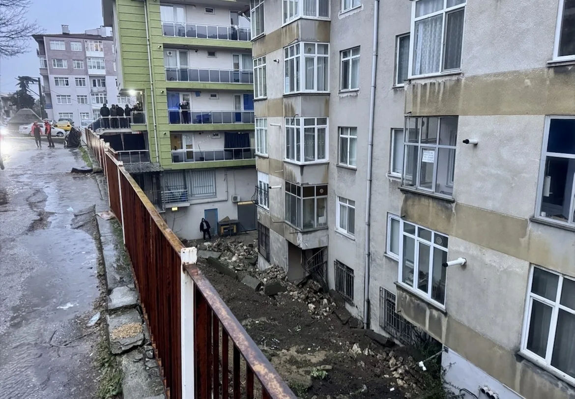 Edirne’de bir apartmanın istinat duvarı çöktü