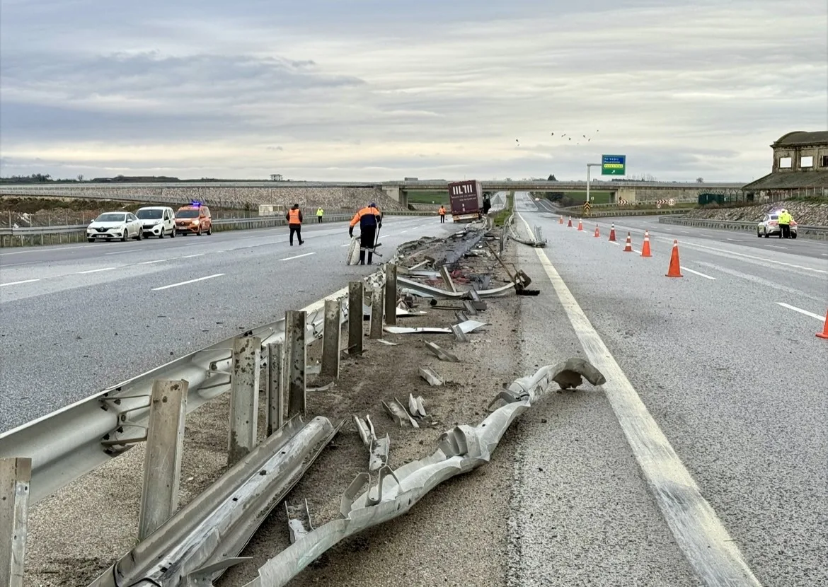 Edirne’de çarptığı bariyeri parçalayan TIR karşı yöne geçti