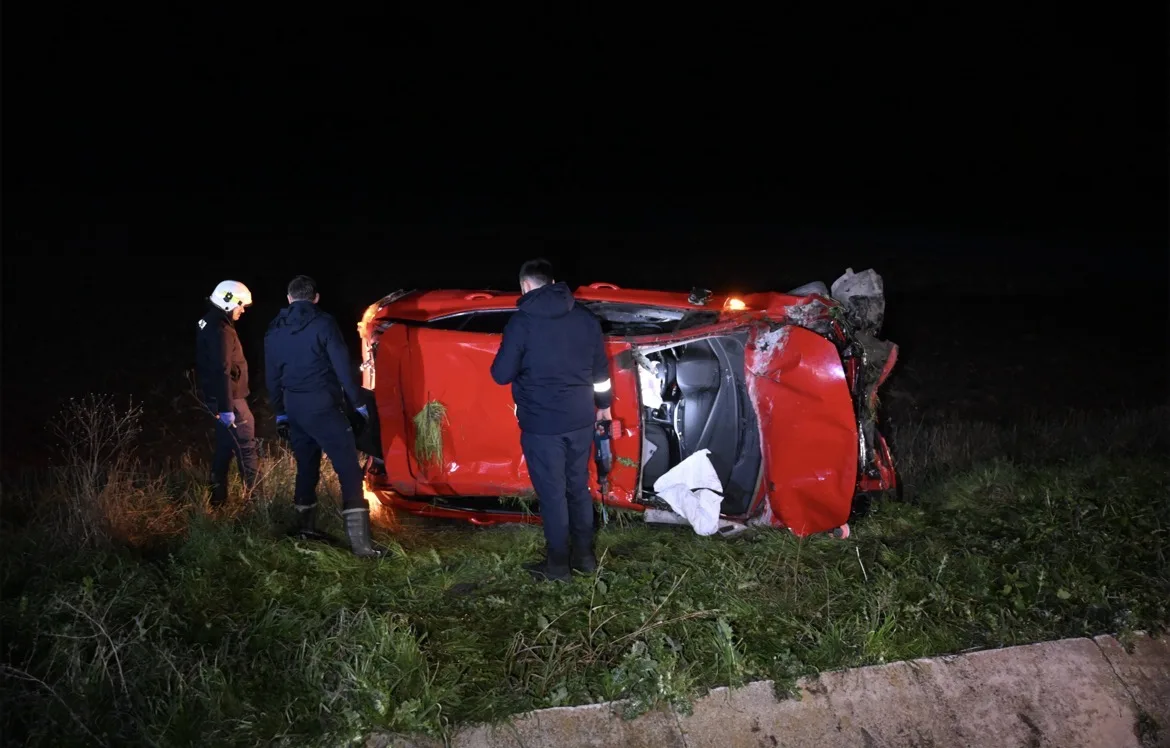 Edirne’de devrilen otomobildeki 2 kişi yaralandı