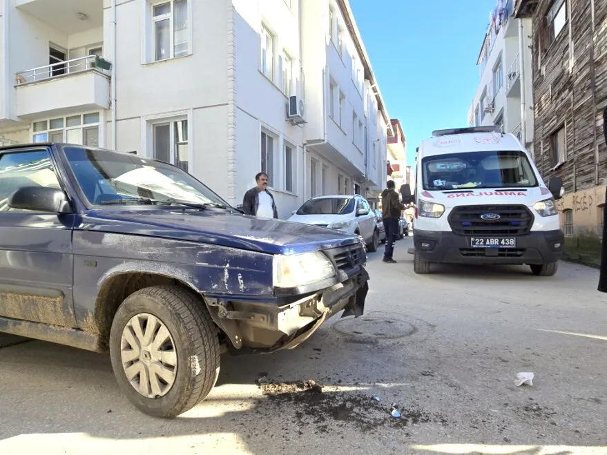 Kaza 3 Yarali 2 - Trafik kazasında elektrikli motosikletteki 3 kişi yaralandı
