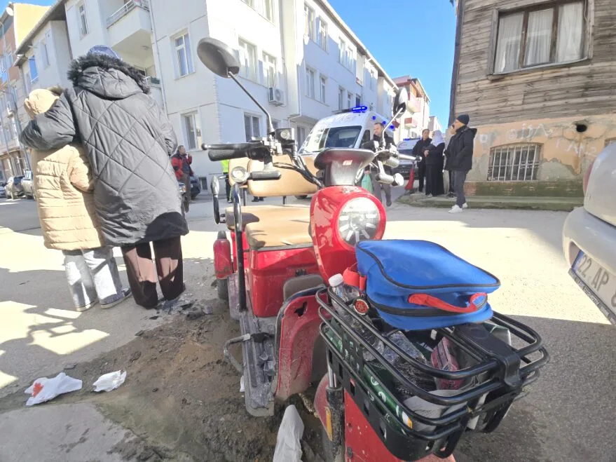 Trafik kazasında elektrikli motosikletteki 3 kişi yaralandı