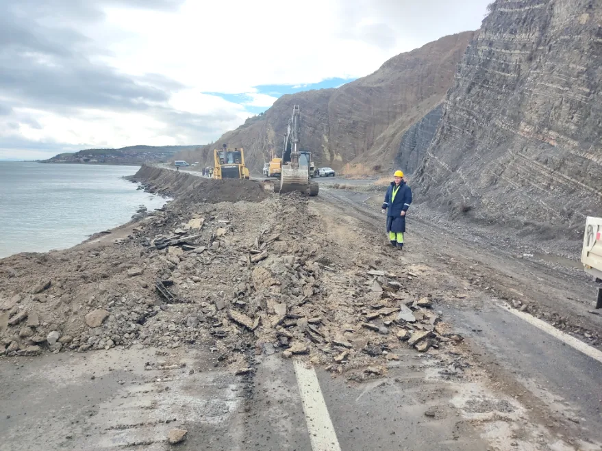 Tekirdağ’da heyelan nedeniyle Gaziköy-Uçmakdere yolu trafiğe kapatıldı