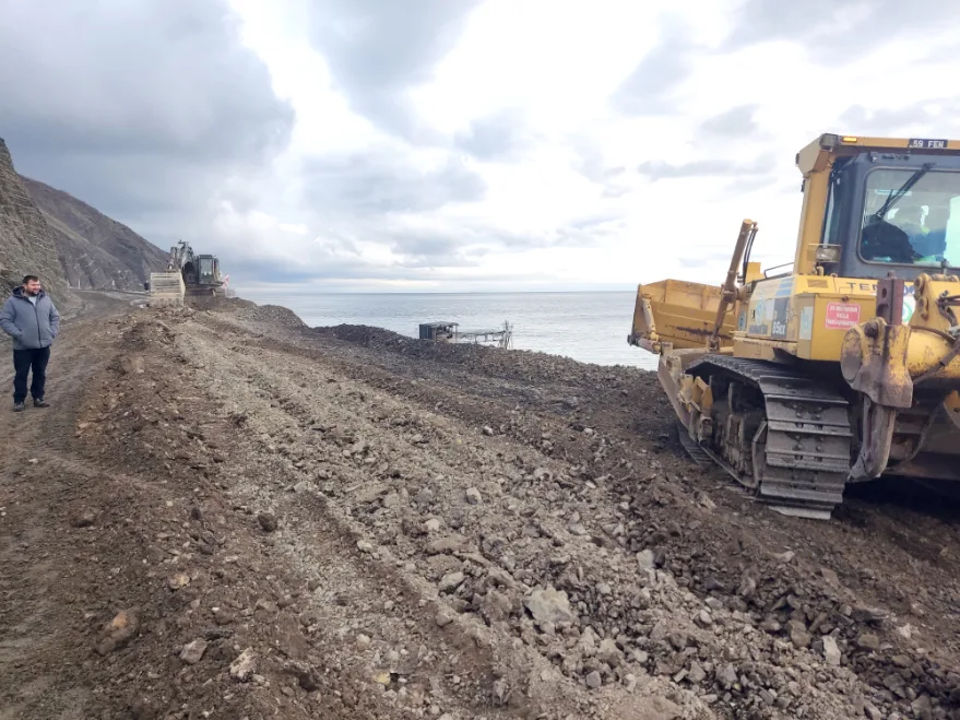 Ucmakdere Heyelan 2 - Tekirdağ’da heyelan nedeniyle Gaziköy-Uçmakdere yolu trafiğe kapatıldı