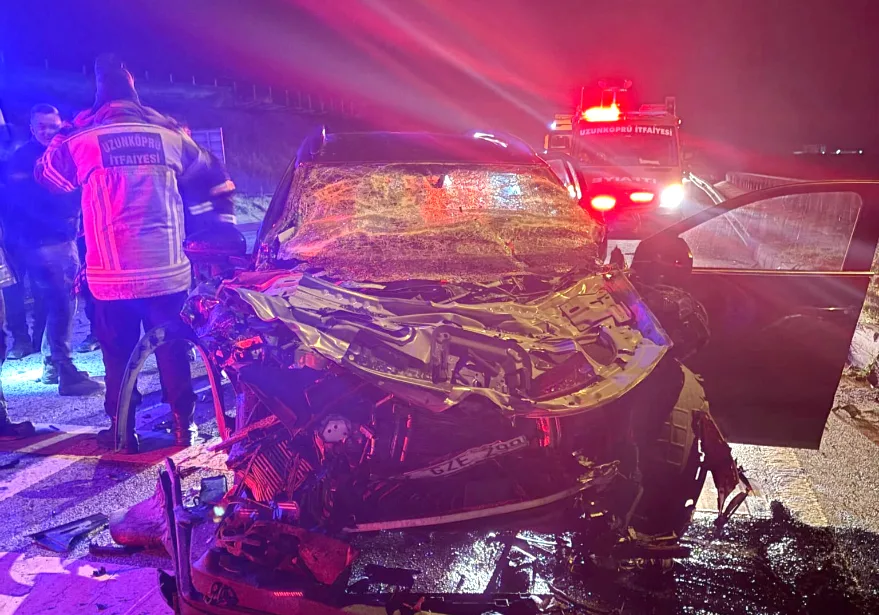 Edirne’de kamyona çarpan otomobilin sürücüsü hayatını kaybetti