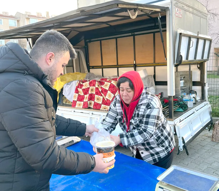 Uzunköprü’de pazarcı esnafının içini ısıtan ikram