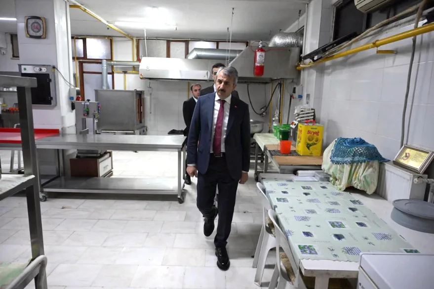 Vali Sezer, Kızılay Edirne Şubesi’nde incelemelerde bulundu