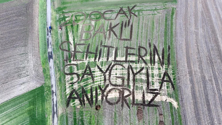 Kırklarelili çiftçi tarlasına pullukla “20 Ocak Bakü şehitlerini saygıyla anıyoruz” yazdı