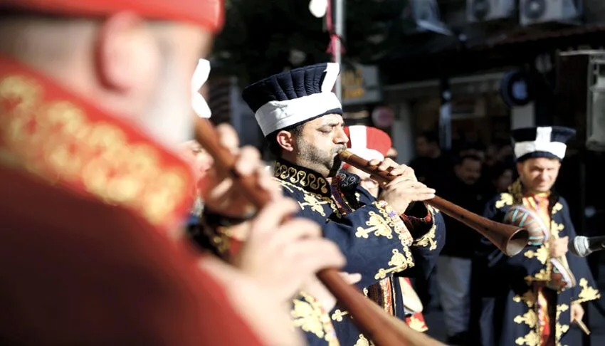 Kırklareli’nde mehter gösterisi eşliğinde kandil simidi dağıtıldı