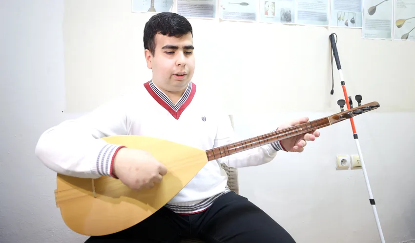 Bağlama çalan görme engelli Taha konser hayaliyle çalışmalarını sürdürüyor