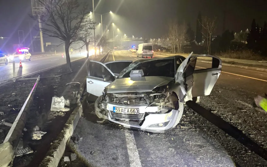 Tekirdağ’da aydınlatma direğine çarpan otomobildeki 3 kişi yaralandı