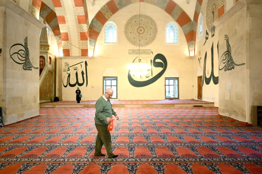 Edirne’deki camiler gül suyu ile yıkanıp ramazana hazırlandı