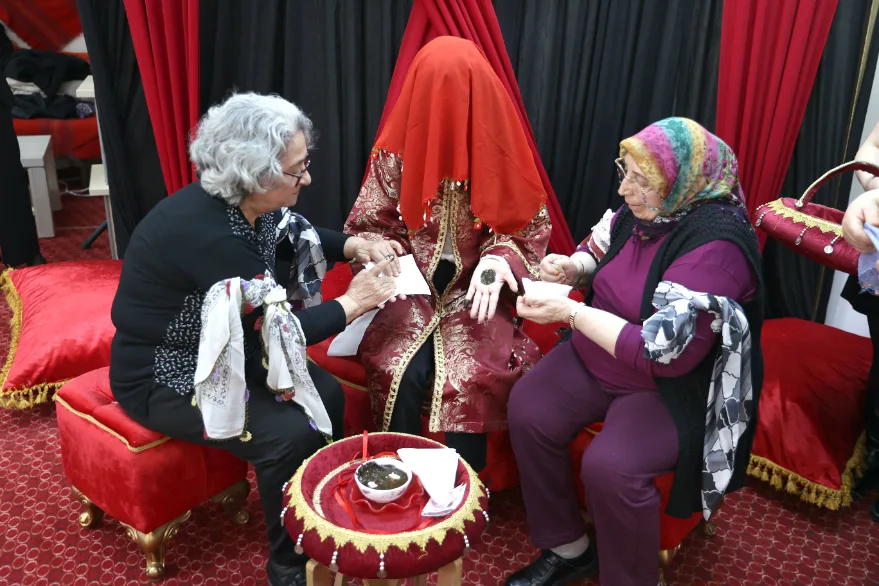 Edirne’de “evlilik kredisi” alan çiftler huzurevi sakinleriyle kına gecesinde buluştu