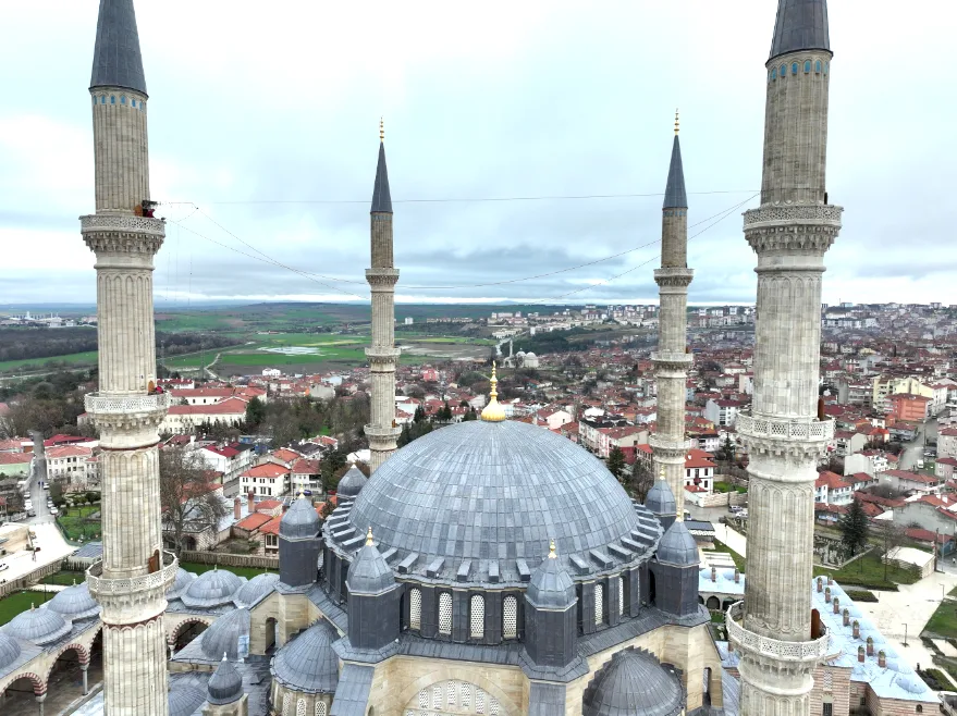 Selimiye’nin minareleri mahyalandı