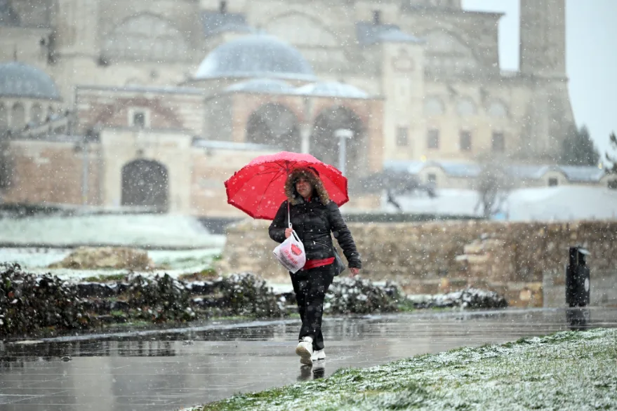 Yağmur yerini kar yağışına bıraktı