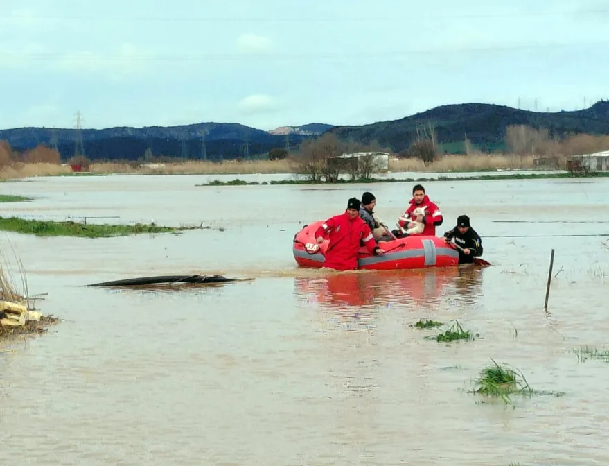 Çanakkale Ezine’de Menderes Çayı taştı: 1 kişi kurtarıldı