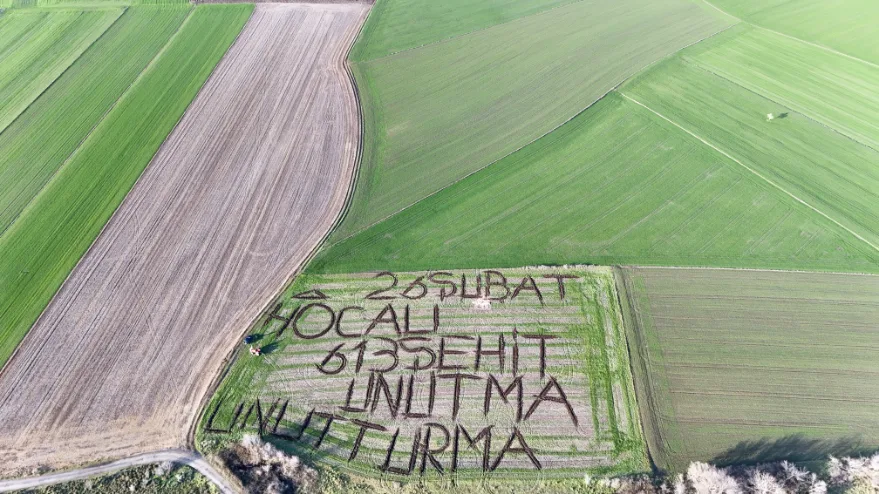 Kırklareli’nde çiftçi tarlasına “Hocalı’yı unutma” mesajı yazdı