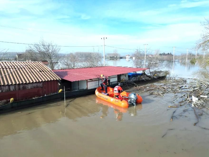 Edirne’de nehir taşkınında mahsur kalan 3 kişi kurtarıldı