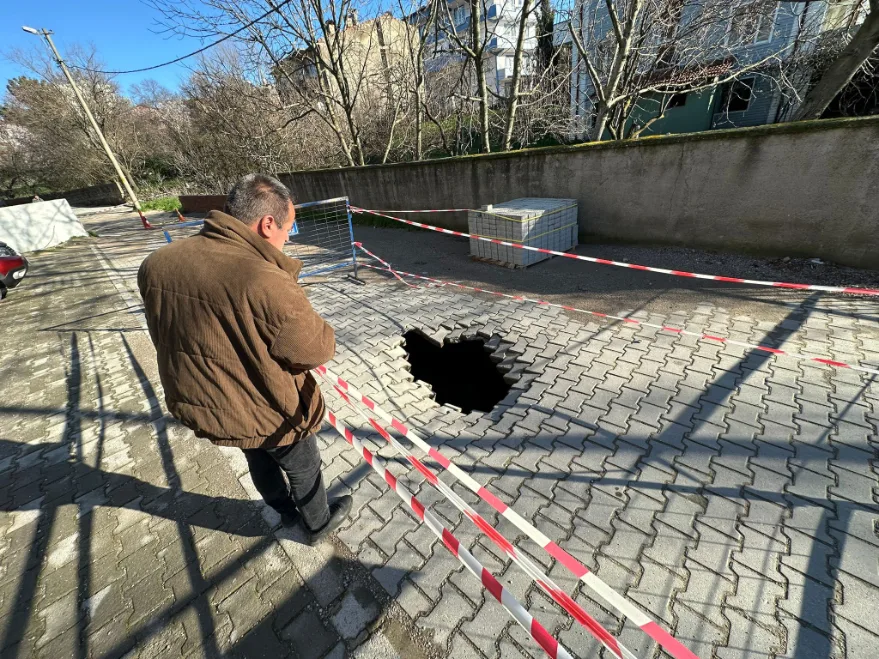Çanakkale’de çöken yolda 2 metre derinliğinde çukur oluştu