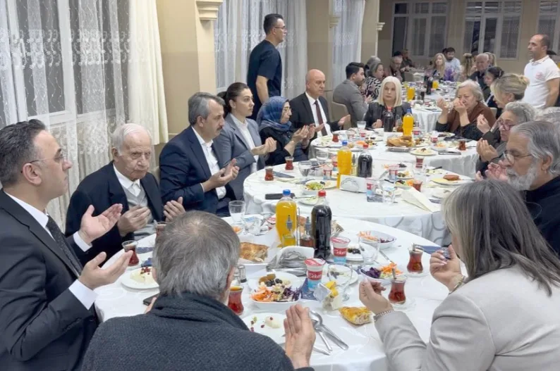 Vali Sezer, huzurevi sakinleriyle iftar yaptı