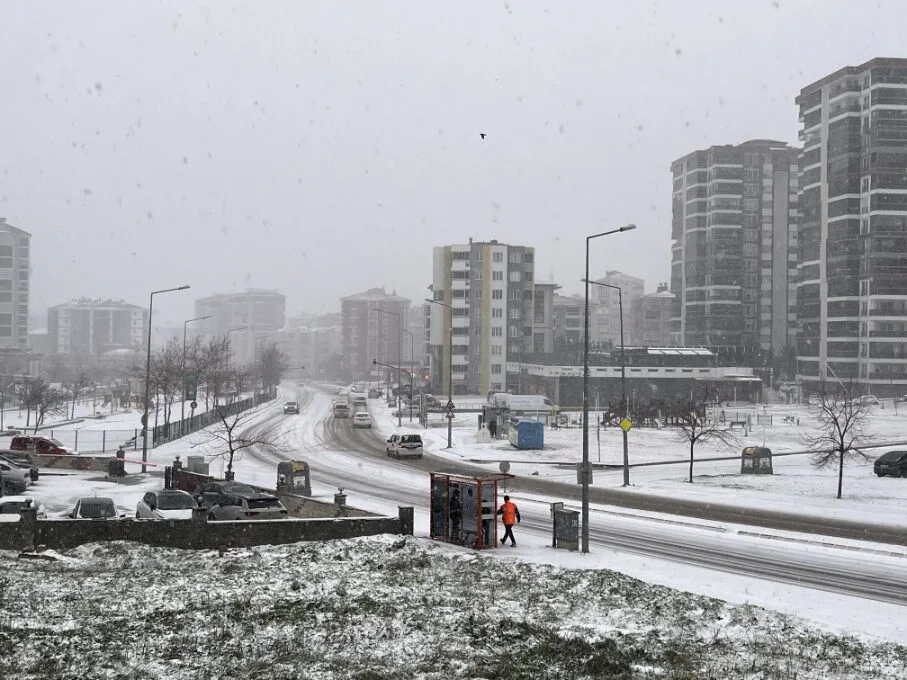Edirne’de kar yağışı etkili oluyor