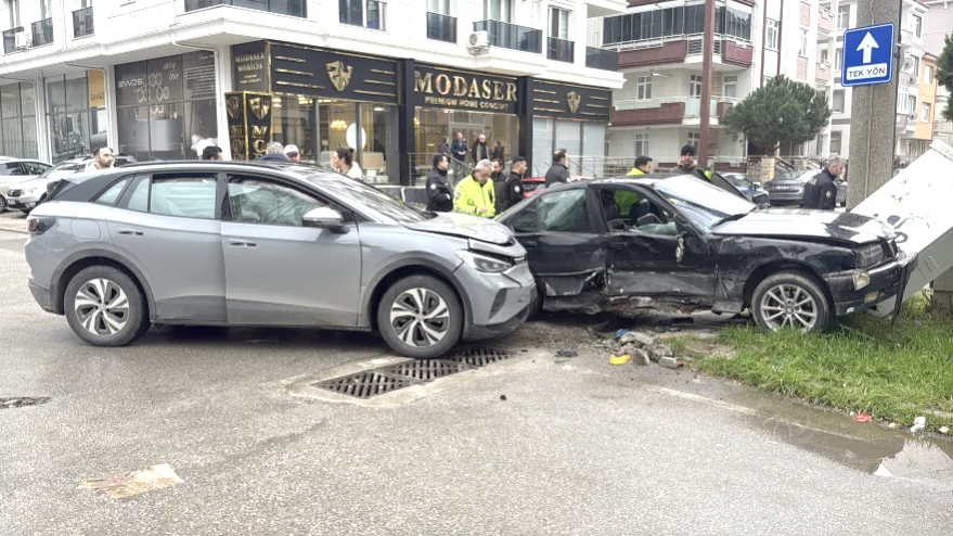 Edirne’de kavşakta kaza: 2 yaralı