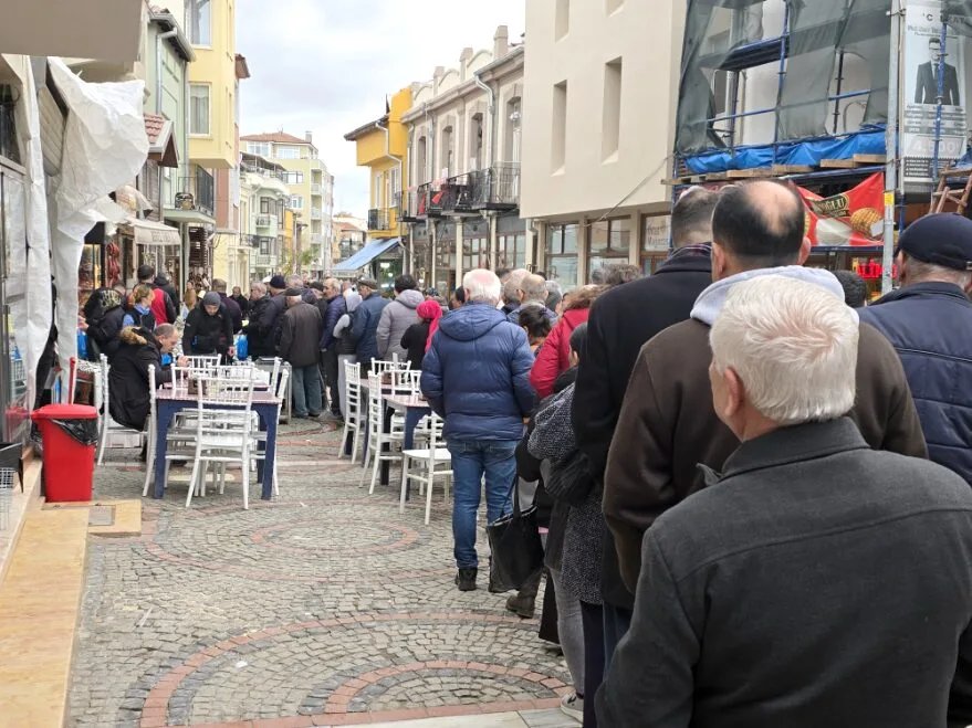 Edirne’de hamsi 50 liraya düştü, kuyruk oluştu