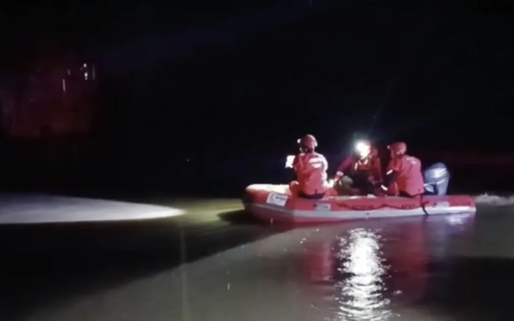 Meriç Nehri’nin taştığı köyde mahsur kalan 2 kişi kurtarıldı