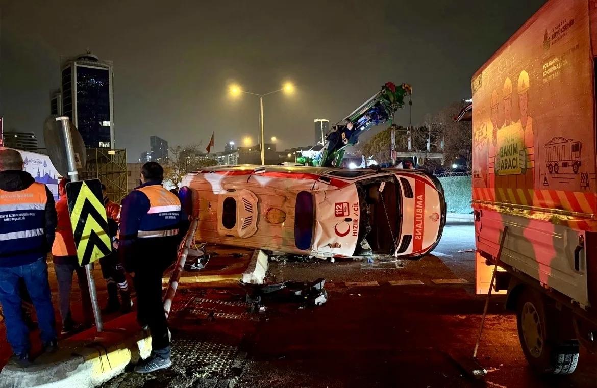 İstanbul’da otomobille çarpışarak takla atan ambulanstaki 3 kişi yaralandı